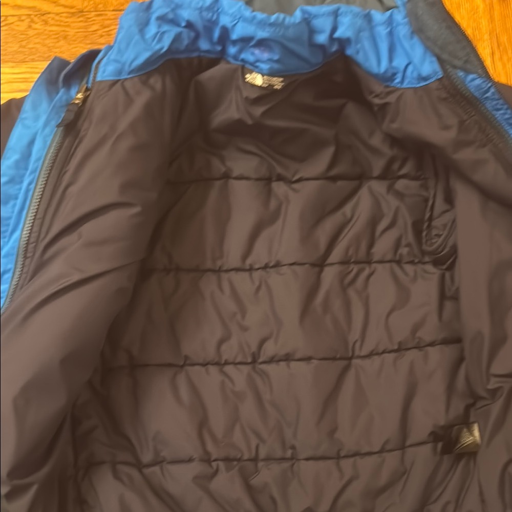 The North Face Blue Puffer Jacket with Hood and Color Blocking (Boys 10/12) - Picture 3 of 5